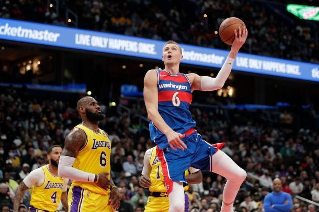 PP电子官方-末节16分+隔扣詹皇 波神抢戏詹姆斯里程碑之夜