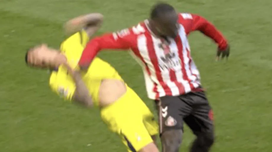 PP电子官方-布罗比肘击波罗仅染黄，球迷愤怒：换成罗梅罗早被终身禁赛